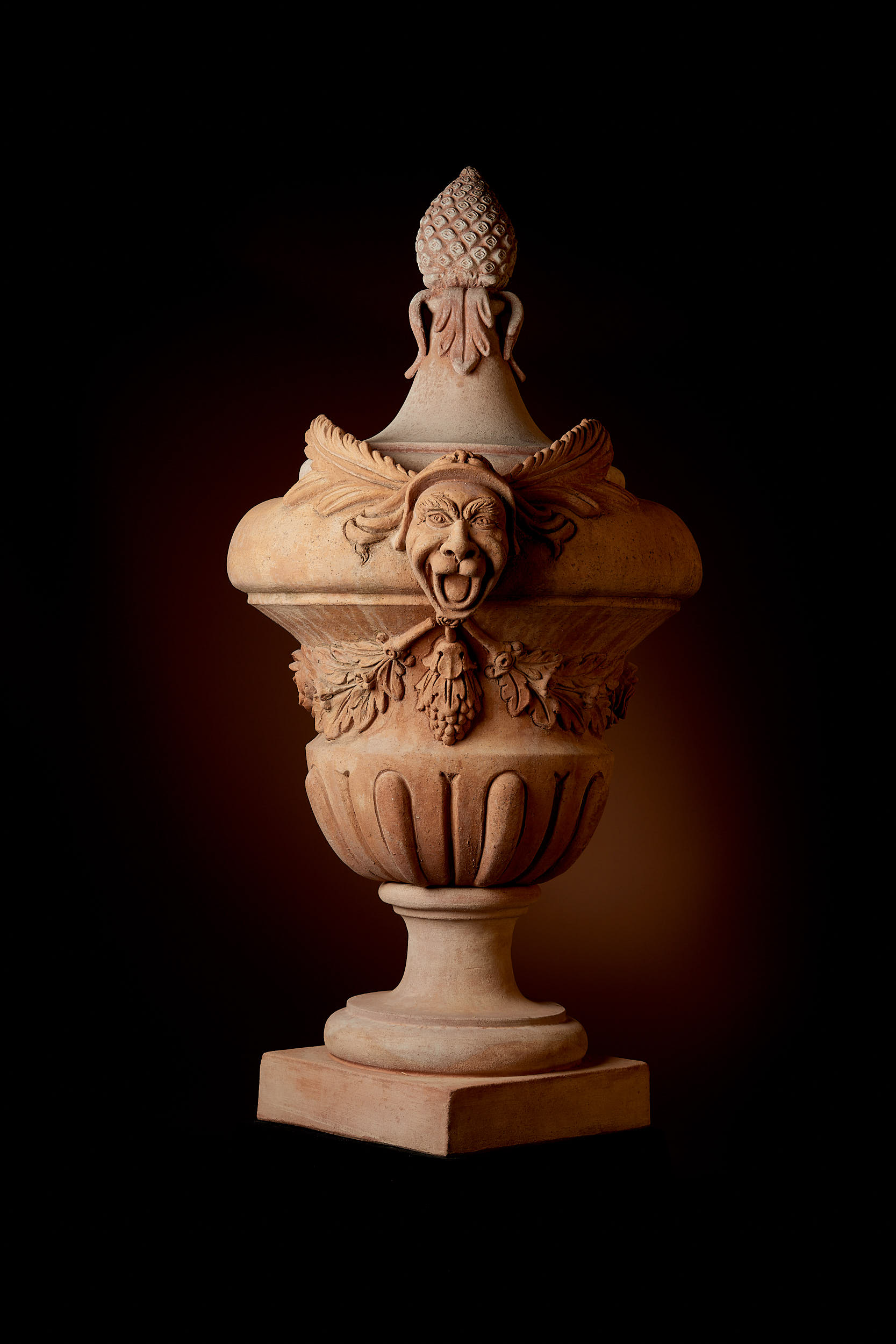 Vase "Frescobaldi" mit figuralen Ornamenten Vase "Frescobaldi" mit figuralen Ornamenten