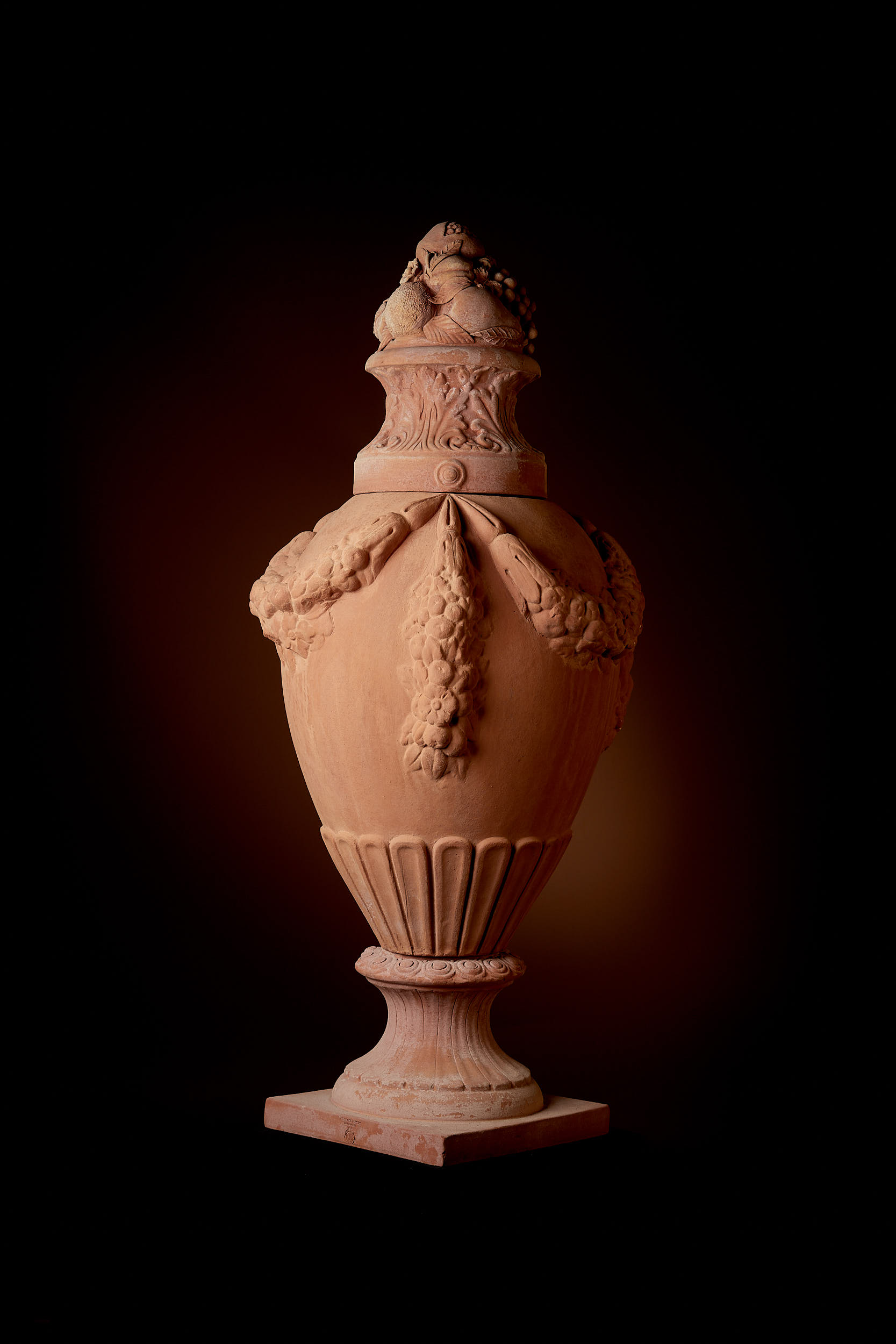 Amphore mit Obstkorb und Blumenranken Amphore mit Obstkorb und Blumenranken